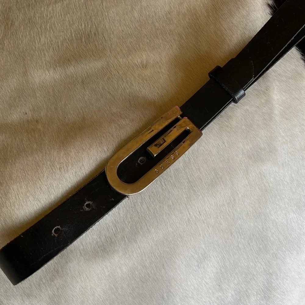 Guess black leather belt . Some wear on buckle szM - 30
